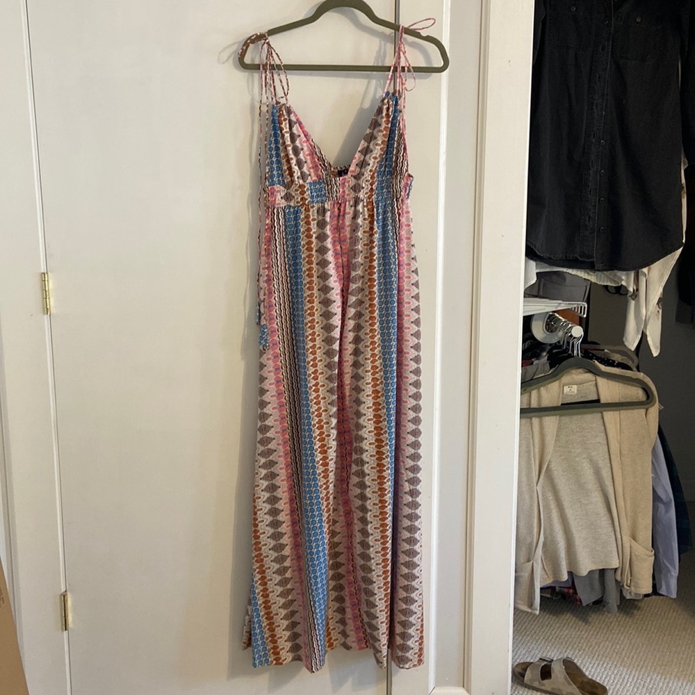 Maxi dress. Low cut top.